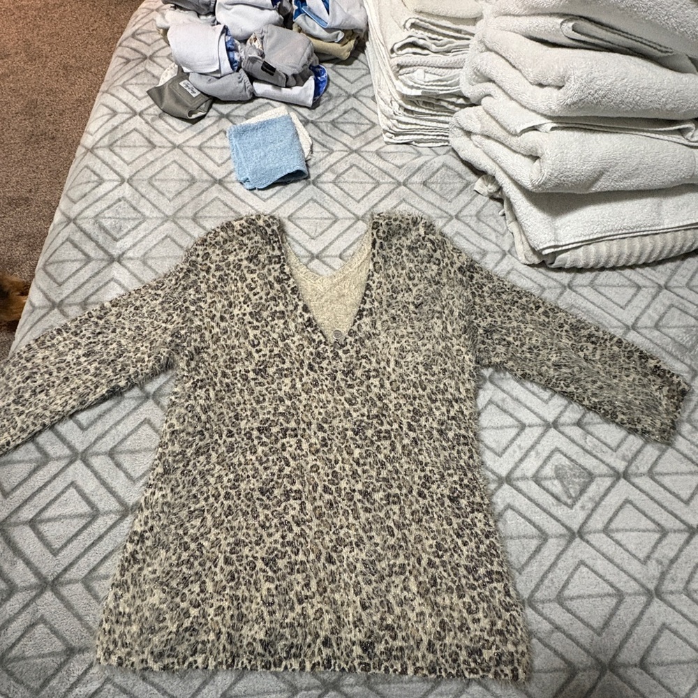 Women's V-Neck Animal Print Sweater - Cream Leopard